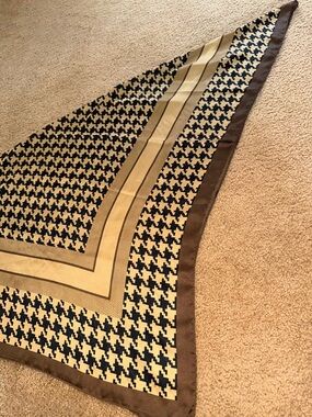 Houndstooth Triangle Scarf in Black and Beige